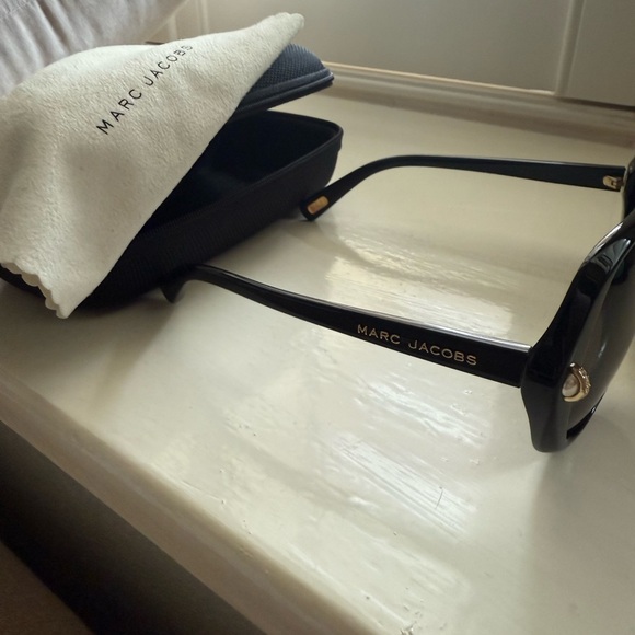 Marc Jacobs Elegant Black Sunglasses - Picture 2 of 4